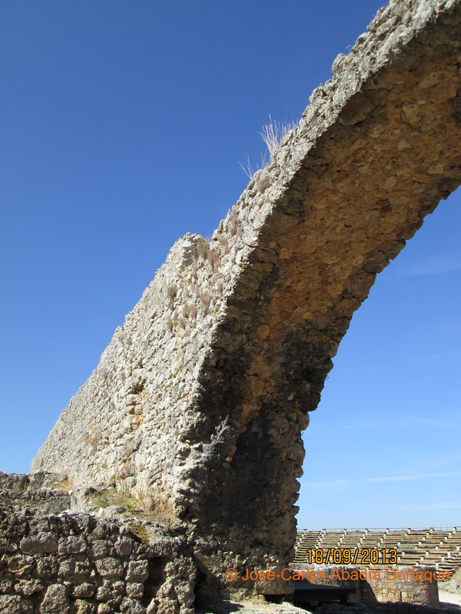Arco del acueducto para salvar la ronda de la muralla Arco del acueducto para salvar la ronda de la muralla